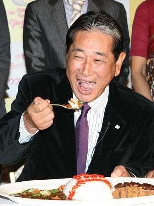 この日が誕生日の星野野球日本代表監督は「バスースデーカレー」に満面の笑み