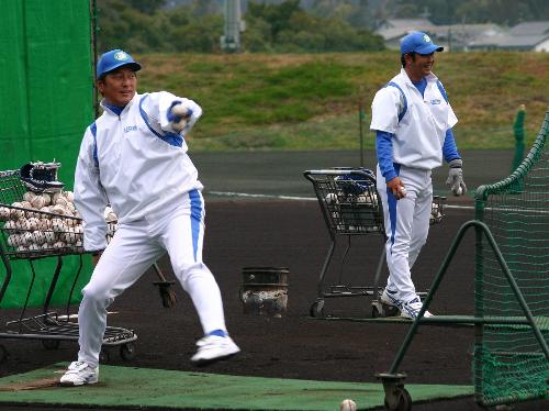 早朝練習で潮崎投手コーチ（右）と豪華共演で打撃投手を務めた渡辺監督