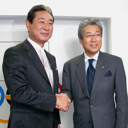 竹田恒和会長（右）と握手する野球日本代表の星野仙一監督