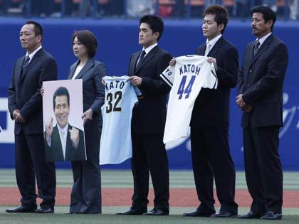 ＜横・神＞試合前、阪神・横浜のＯＢ、加藤博一さん追悼式が行われ、家族と一緒に高木豊氏（左）と屋鋪要氏（右）も並んだ