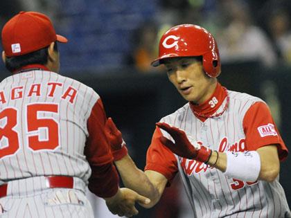 ＜巨・広＞１回、２試合連続の先頭打者本塁打を放ち迎えられる広島・赤松（右）