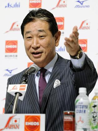 北京五輪野球の日本代表選手発表の記者会見で、質問に答える星野仙一監督
