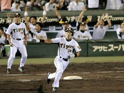 ９回、サヨナラ本塁打を放ち、喜ぶベンチを背に一塁を回る阪神・矢野
