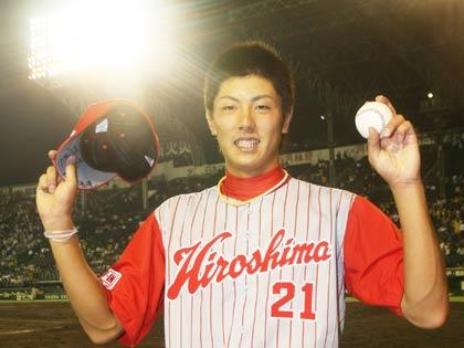 ウイニングボールを手に、ニッコリの斉藤