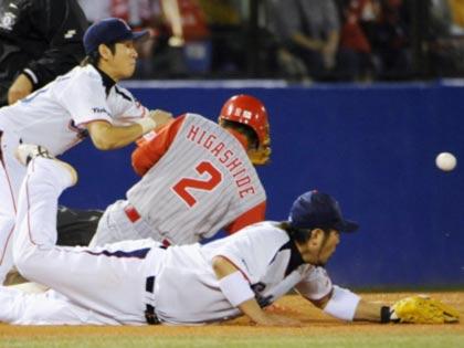 ９回、広島１死二塁、アレックスの三ゴロのとき、一塁手ユウイチが三塁に悪送球し、三塁手畠山(下)が捕球できず