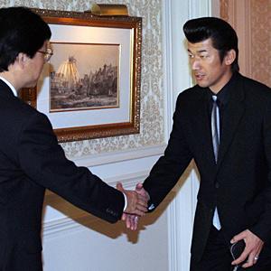 ２回目の交渉で三浦大輔投手（右）を迎える阪神の南信男球団社長