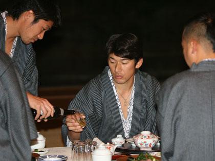 納会に出席した横浜・三浦（右）は相川にビールを注がれる
