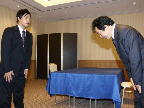 巨人の清武英利球団代表（右）と交渉に臨む、日本ハムからＦＡ宣言した藤井秀悟