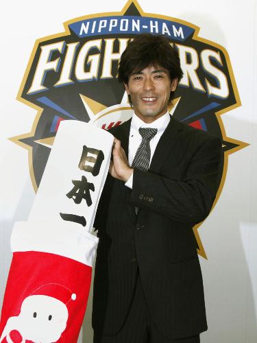 契約更改を終え、記者会見でポーズをとる日本ハムの稲葉篤紀外野手