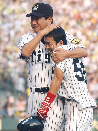 ２００３年９月１５日、広島戦でサヨナラ打を放ち星野監督に抱き締められる阪神・赤星（右）