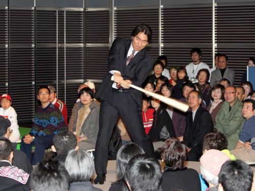 集まったメンバーの前で豪快なスイングを披露する松井秀喜