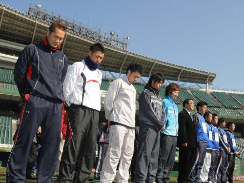 オリックスの（左から）Ｔ－岡田、仁藤、一輝、近藤、金子、村山本部長、新入団選手らは三宮方面に向かって黙祷する