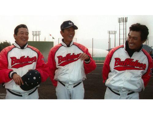２０００年、近鉄の梨田昌孝監督、小林繁投手コーチ、真弓打撃コーチとともに“男前３人衆”として話題