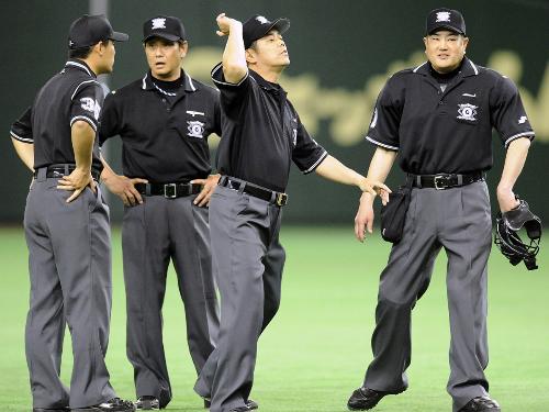 巨人―横浜戦の６回、横浜・スレッジの打球に対しビデオ判定を指示する審判員