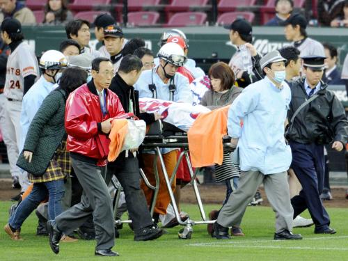 試合前の練習中に倒れ搬送される巨人の木村拓也コーチ