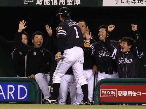 ＜西・ソ＞２回、山崎の適時二塁打で生還した柴原（中央）はベンチの祝福を受ける