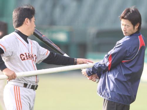 亀井（右）は白坂コーチと打撃フォームを確認