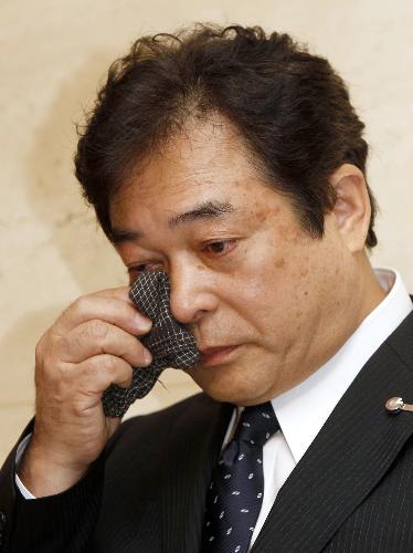 木村拓也コーチの死去を受け、涙をぬぐいながら報道陣の質問に答える巨人の清武英利球団代表