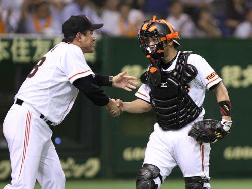 2009年9月4日、急きょ捕手を務めた木村拓也内野手は巨人・原辰徳監督（左）に握手で迎えられる