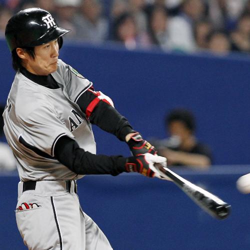 ２回阪神１死一、二塁、藤川俊が左翼線に先制二塁打を放つ