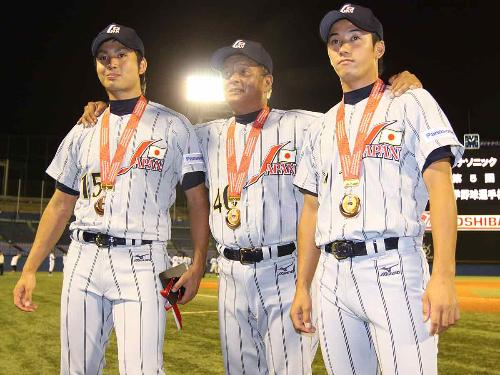 銅メダルを胸に記念撮影を行う（左から）日本代表・大石、応武コーチ、斎藤