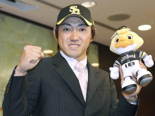 横浜からＦＡ宣言し、ソフトバンクへの移籍を表明してポーズをとる内川聖一内野手