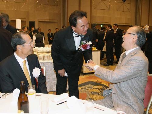 野球殿堂入りを祝う会で長嶋茂雄氏（右）、王貞治氏（左）と談笑する東尾修氏
