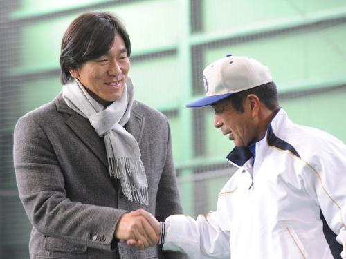 母校・星稜高校を訪問した松井秀喜（左）は、恩師・山下監督と笑顔で握手を交わす
