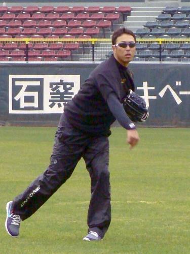 キャッチボールする米大リーグ、ドジャースの黒田博樹投手