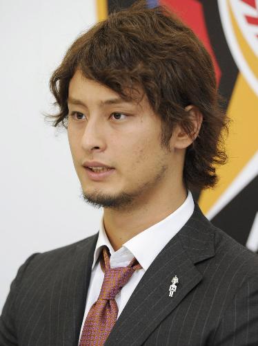 現役日本選手最高年俸で契約更改し、記者会見で笑顔を見せる日本ハムのダルビッシュ有投手