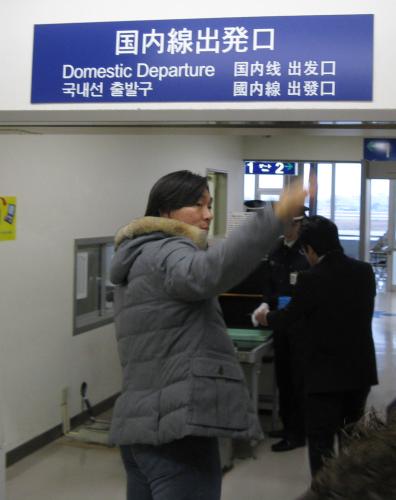 石川県・小松空港で県民の声援に手を振り搭乗ゲートへと向かうアスレチックス・松井