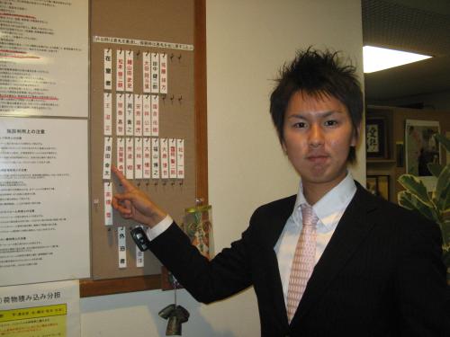思わぬ営業力を発揮したドラフト１位の須田は、入寮し自分の名札を指さす