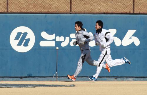 フェンス沿いをランニングする斎藤（左）