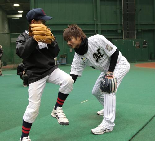 ロッテ野球教室で小学生に投げ方を指導する唐川