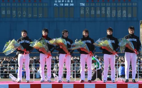 日本ハム新入団選手歓迎式典で花束を受け取った（左から）斎藤、西川、乾、榎下、谷口、斉藤勝
