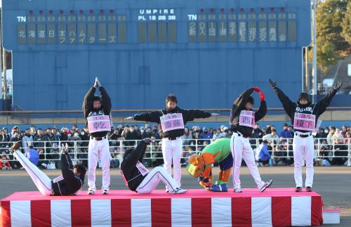 日本ハムルーキー６選手とマスコットのカビ－で「ＶＩＣＴＯＲＹ」の人文字を作る左から斉藤勝、乾、谷口、斎藤佑樹、カビ－、西川、榎下