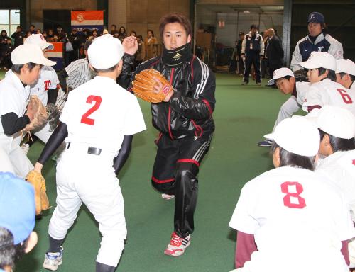 ＜第１回スポニチジュニア野球教室＞西武・片岡は、少年達に守備を指導する