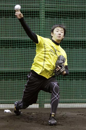 ブルペンで投球する日本ハム・斎藤
