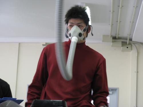 楽天・塩見は最大酸素摂取量を計測するためマスクをつけてトレーニングを行う