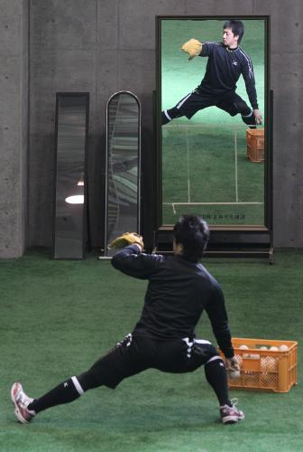 沢村は、ブルペンの鏡で投球フォームをチェック