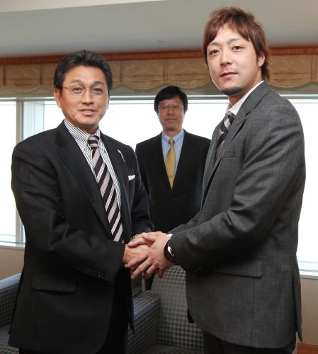 ＦＡ宣言した小林宏（右）と入団交渉に臨む阪神の真弓監督。中央は南球団社長