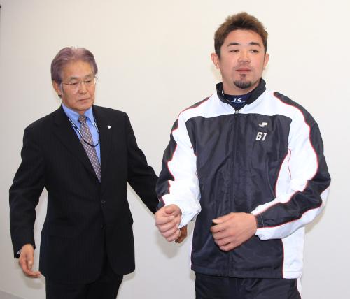 西武・前田球団本部長（左）と横浜にトレードが決まった大沼は、会見を行う