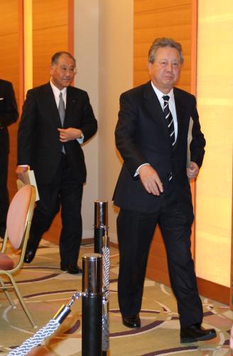 プロ野球暴力団等排除対策協議会総会　退席する阪神・坂井オーナー（左）と巨人・滝鼻オーナー