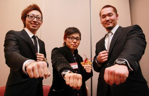 関西スポーツ賞を受賞し、ＷＢＡ女子世界ミニマム級チャンピオン・多田（中央）と拳を突き出すオリックスのＴ－岡田（右）と金子
