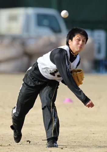 ＜巨人新人合同自主トレ＞キャッチボールで力のこもった投球をする巨人・沢村