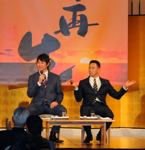 「新春のお祓いと集い」でトークをする阪神の金本（右）と新井