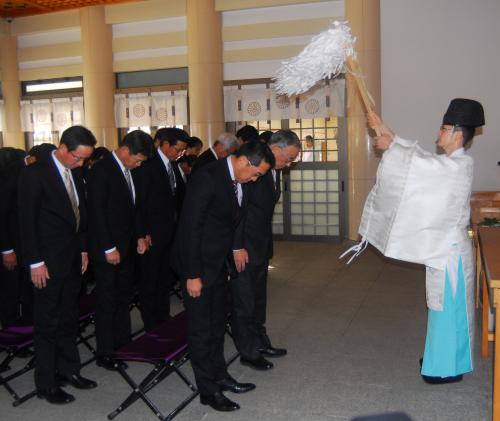 必勝祈願で広島の松田オーナー（前列右）と頭を垂れる野村監督（同左）