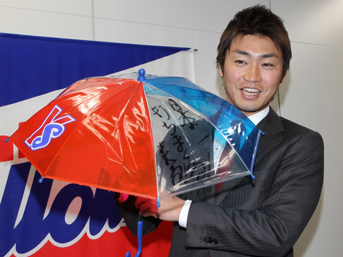 ３億３千万円で契約更改を終えた青木は応援用の傘に「日本一打ちまくる！」と書き笑顔