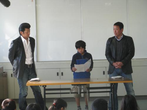 横浜市立大口台小学校を訪問し、小学６年生の作文に聞き入る三浦（左）と金城