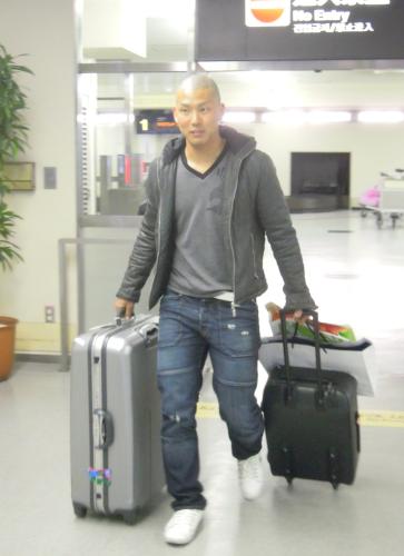 和田に弟子入りした自主トレを終えたソフトバンク・大場は３ミリに頭を丸め、福岡空港に到着した。